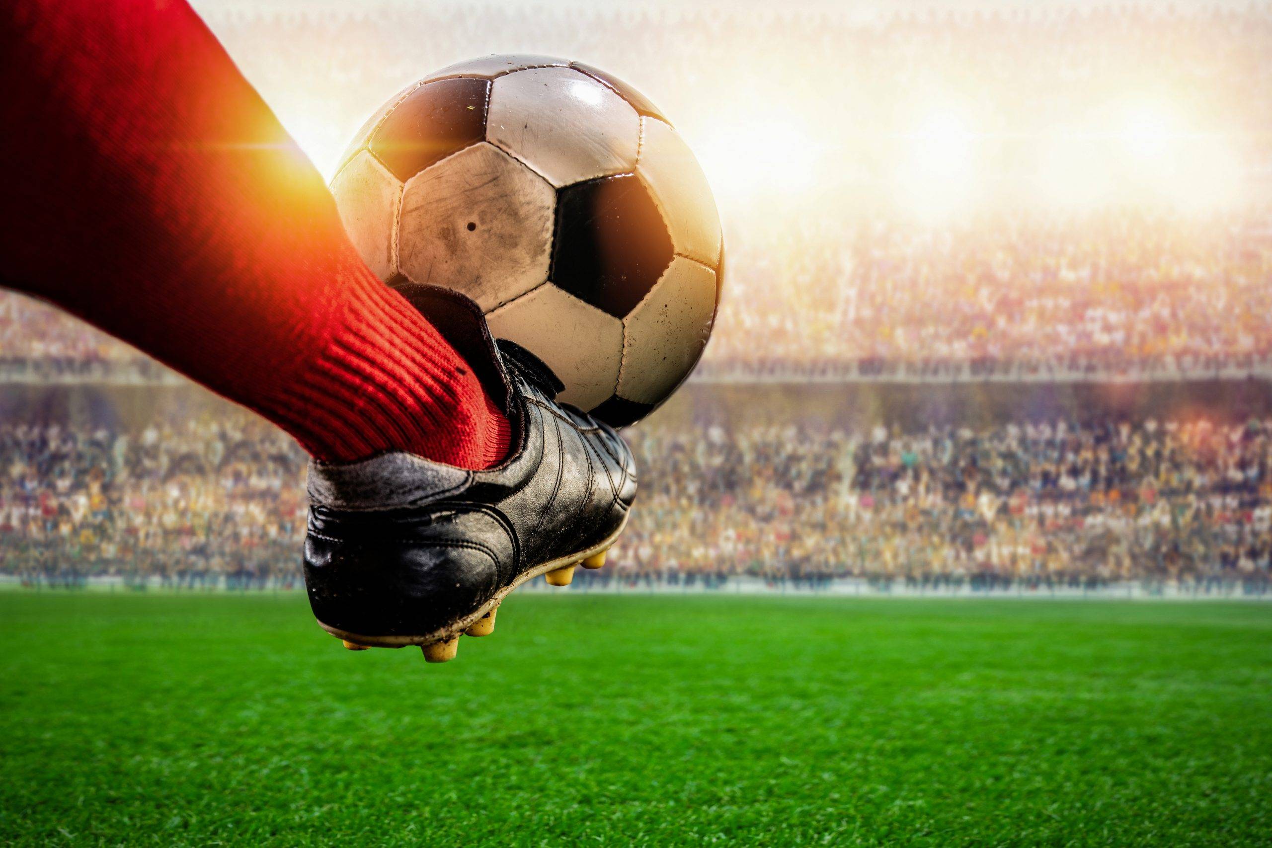 Jovens jogadores brasileiros aprendendo inglês para futebol